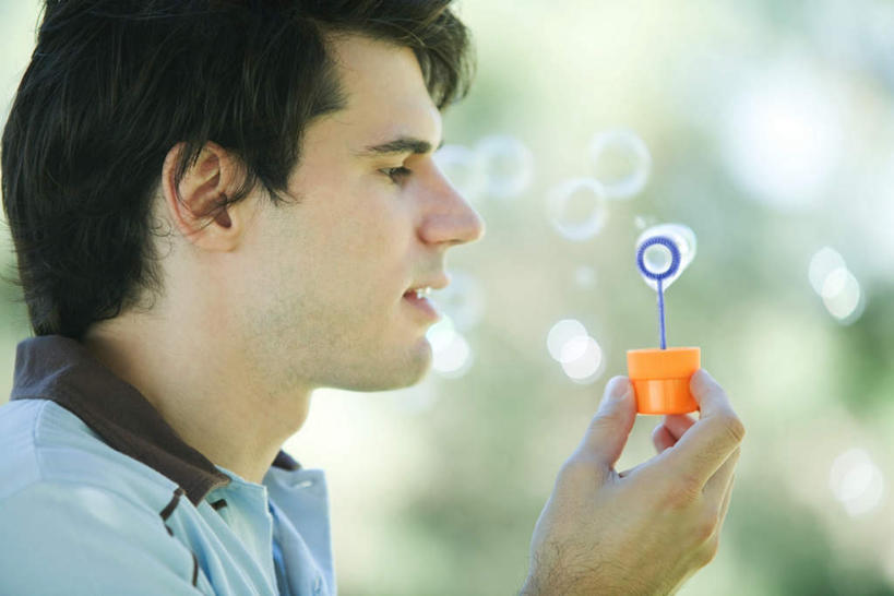 西方人,手,一个人,横图,室外,白天,侧面,欧洲,欧洲人,仅一个男性,仅一个人,握,气泡,拿,拿着,注视,吹泡泡,水泡,仅一个年轻男性,泡泡,观察,看,手部,凝视,握着,查看,注意,关注,泡泡机,男人,男性,年轻男性,白种人,半身,彩图