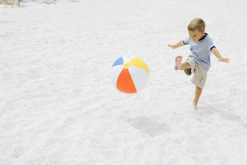 西方人,儿童,一个人,站,横图,俯视,室外,白天,游戏,纯洁,沙滩,欧洲,欧洲人,仅一个男性,仅一个人,踢,阴影,短裤,光线,沙子,影子,海岸,沙地,玩,T恤,娱乐,彩球,球,小孩,阳光,气球,沙滩球,站着,仅一个小孩,休闲,短袖,可爱,童年,童趣,童真,烂漫,无邪,天真,男孩,男人,男性,白种人,孩子,海滩,玩耍,嬉戏,彩图,高角度拍摄,全身,男生