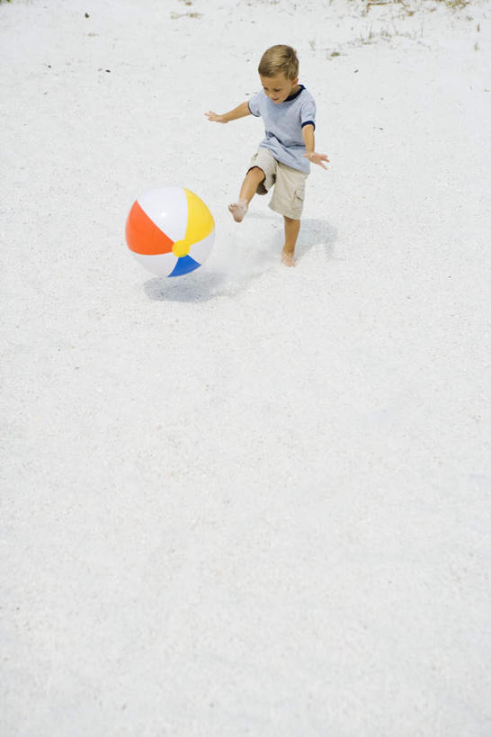 西方人,儿童,一个人,站,竖图,俯视,室外,白天,游戏,纯洁,沙滩,欧洲,欧洲人,仅一个男性,仅一个人,踢,阴影,短裤,光线,沙子,影子,海岸,沙地,玩,T恤,娱乐,彩球,球,小孩,阳光,气球,沙滩球,站着,仅一个小孩,休闲,短袖,可爱,童年,童趣,童真,烂漫,无邪,天真,男孩,男人,男性,白种人,孩子,海滩,玩耍,嬉戏,彩图,高角度拍摄,全身,男生