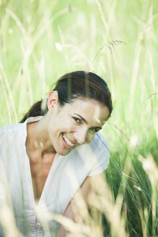 西方人,一个人,蹲,笑,微笑,露齿笑,竖图,俯视,室外,特写,白天,衬衫,草地,草坪,植物,欧洲,欧洲人,仅一个年轻女性,仅一个女性,仅一个人,阴影,光线,影子,注视,草,绿色,阳光,探头,观察,看,凝视,遮,查看,遮挡,注意,关注,遮盖,遮蔽,年轻女性,女人,女性,白种人,蹲着,半身,彩图,高角度拍摄,衬衣