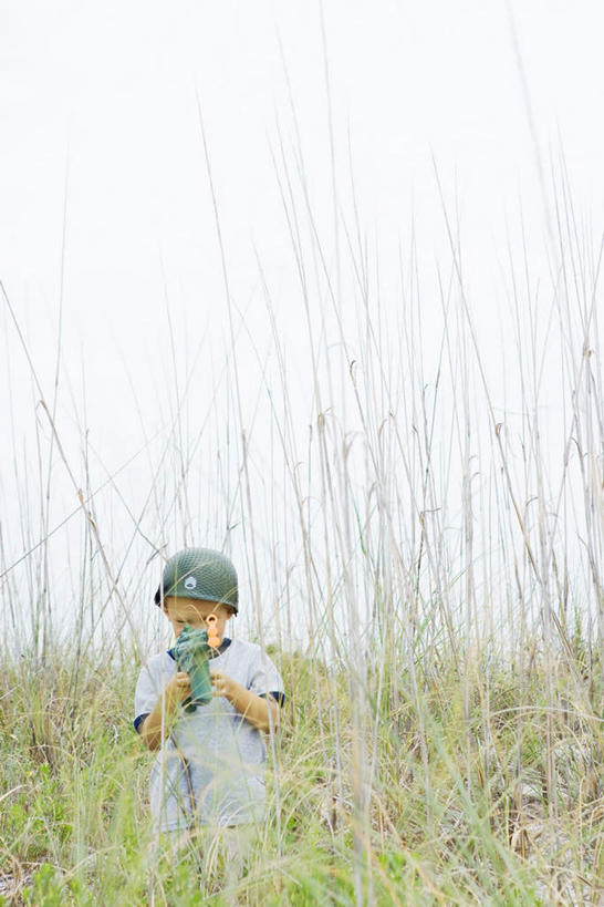 西方人,儿童,一个人,竖图,室外,白天,仰视,游戏,纯洁,草地,草坪,植物,炸弹,玩具,欧洲,欧洲人,仅一个男性,仅一个人,握,短裤,枪,拿,玩,T恤,拿着,注视,娱乐,草,小孩,蓝色,绿色,蓝天,天空,天,观察,看,仅一个小孩,休闲,短袖,可爱,童年,童趣,瞄,凝视,握着,手枪,查看,水枪,注意,玩具枪,关注,瞄准,机关枪,童真,烂漫,无邪,地雷,扛在肩上,天真,男孩,男人,男性,白种人,孩子,玩耍,嬉戏,半身,彩图,低角度拍摄,男生