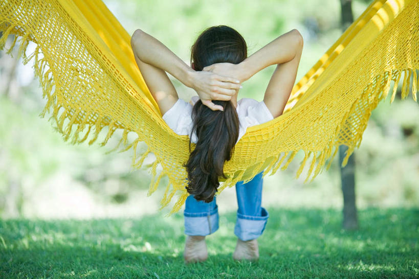 西方人,一个人,躺,双手交叉,横图,室外,白天,T恤衫,草地,草坪,植物,吊床,欧洲,欧洲人,仅一个年轻女性,仅一个女性,仅一个人,阴影,光线,影子,T恤,草,树,树木,背面,黄色,绿色,阳光,自然,短袖,生长,成长,双手抱头,垫着,露营,野营,宿营,卧着,年轻女性,女人,女性,白种人,躺着,卧,半身,彩图