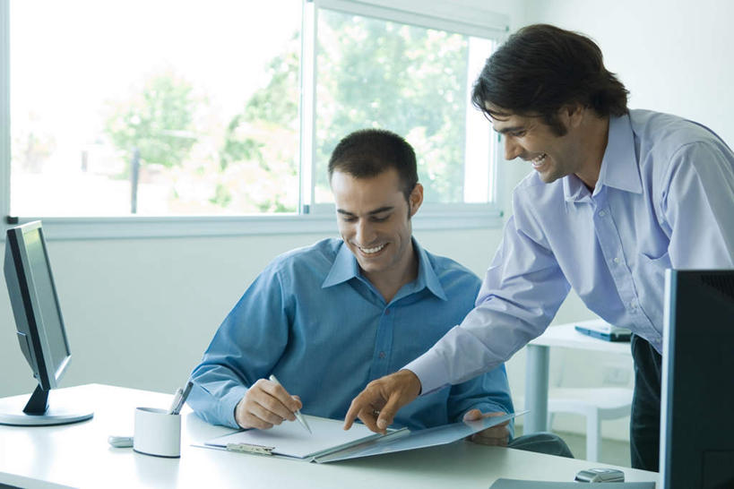 西方人,两个人,商务人士,商务男性,办公室,站,坐,笑,说,微笑,露齿笑,横图,俯视,室内,白天,衬衫,讨论,电脑,显示器,鼠标,键盘,树林,植物,别墅,窗户,家具,装修,桌子,建筑,椅子,笔筒,欧洲,欧式,欧洲人,弯腰,握,写,阴影,套装,装饰,会议,光线,网络,笔,材料,档案,文件,影子,办公桌,房屋,墙,屋子,公寓,文件夹,豪华,拿,拿着,注视,输入设备,通讯设备,建设,现代,装潢,洋房,楼房,玻璃窗,墙壁,墙面,文具,树,树木,绿色,白色,阳光,自然,资料,室内装潢,低头,观察,记录,看,站着,台式电脑,凝视,握着,生长,成长,笔记,查看,明亮,舒适,家居装潢,注意,关注,文档,通信设备,商务装,房屋设计,地中海风格,古典风格,简约风格,资料夹,室内设计,工薪阶层,输出设备,宽敞,办公家具,样板房装潢,交流,男人,男性,年轻男性,白种人,白领,上班族,设计,沟通,讲话,交谈,说话,谈话,坐着,半身,彩图,高角度拍摄,衬衣,房子