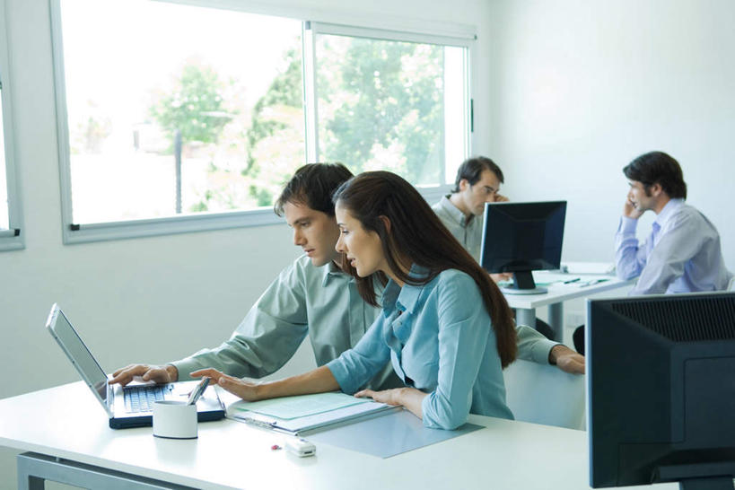 西方人,四个人,商务人士,商务男性,商务女性,办公室,站,坐,横图,俯视,室内,白天,衬衫,电脑,笔记本电脑,显示器,鼠标,键盘,别墅,家具,装修,桌子,建筑,电话,手机,椅子,笔筒,欧洲,欧式,欧洲人,撑,握,写,阴影,套装,装饰,光线,网络,笔,材料,档案,文件,影子,办公桌,房屋,墙,屋子,公寓,文件夹,豪华,拿,拿着,注视,输入设备,通讯设备,建设,现代,装潢,洋房,楼房,墙壁,墙面,文具,白色,阳光,资料,室内装潢,低头,观察,记录,看,弯,站着,台式电脑,凝视,握着,笔记,查看,支撑,明亮,无线,撑着,舒适,家居装潢,注意,关注,文档,通信设备,商务装,无线网络,房屋设计,地中海风格,古典风格,简约风格,资料夹,无线上网,便携式电脑,室内设计,工薪阶层,输出设备,宽敞,办公家具,样板房装潢,手提电脑,男人,男性,年轻男性,年轻女性,女人,女性,白种人,白领,上班族,设计,坐着,半身,彩图,高角度拍摄,衬衣,房子