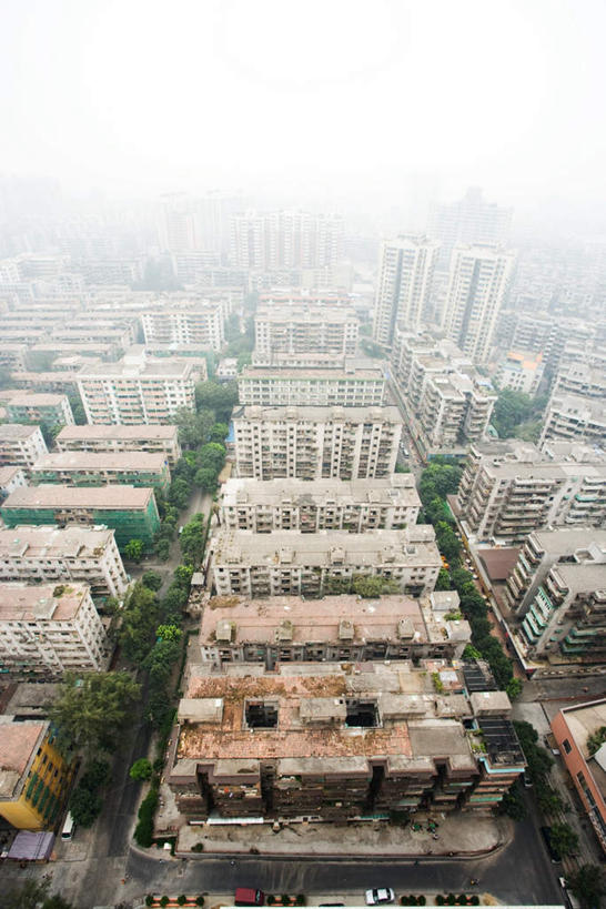 无人,竖图,俯视,航拍,室外,白天,植物,道路,街道,路,公路,盆栽,房屋,屋顶,屋子,公寓,盆景,交通,顶棚,楼房,住宅,树,树木,居民区,绿色,自然,小区,生长,成长,居住,鸟瞰,马路,住宅区,彩图,高角度拍摄,房子,天台