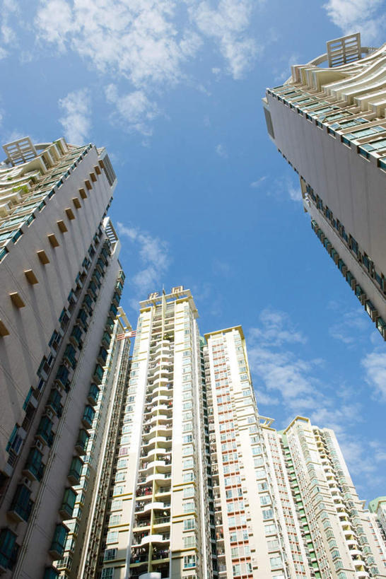 无人,高楼大厦,竖图,室外,白天,仰视,标志建筑,大厦,地标,建筑,摩天大楼,广州,中国,亚洲,阴影,反射,影子,房屋,墙,屋子,云,云朵,公寓,建筑群,云彩,建设,楼房,墙壁,墙面,外墙,住宅,吊车,蓝色,白云,蓝天,天空,天,起重机,晴朗,东亚,广东,广东省,中华人民共和国,华南地区,省会,广州市,粤,升降机,晴空,彩图,低角度拍摄,房子,大楼,高层建筑,高楼,摩天楼