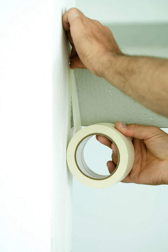 西方人,手,一个人,竖图,室内,特写,白天,正面,装修,建筑,欧洲,欧洲人,仅一个男性,仅一个人,握,装饰,工具,房屋,墙,屋子,公寓,带子,拿,拿着,建设,装潢,楼房,墙壁,墙面,住宅,仅一个年轻男性,室内装潢,扶,手部,握着,修理,胶带,安装,明亮,五金,舒适,家居装潢,胶布,房屋设计,室内设计,宽敞,样板房装潢,拆卸,男人,男性,年轻男性,白种人,设计,半身,彩图,房子