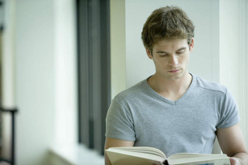 西方人,一个人,学校,栏杆,捧,横图,室内,白天,正面,T恤衫,看书,阅读,窗户,书籍,欧洲,欧洲人,仅一个男性,仅一个人,学习,栅栏,长廊,墙,围栏,走道,走廊,过道,T恤,校园,护栏,玻璃窗,墙壁,墙面,仅一个年轻男性,书本,低头,看,教室,短袖,读书,浏览,男人,男性,年轻男性,白种人,书,图书,端,端着,捧着,手捧,半身,彩图