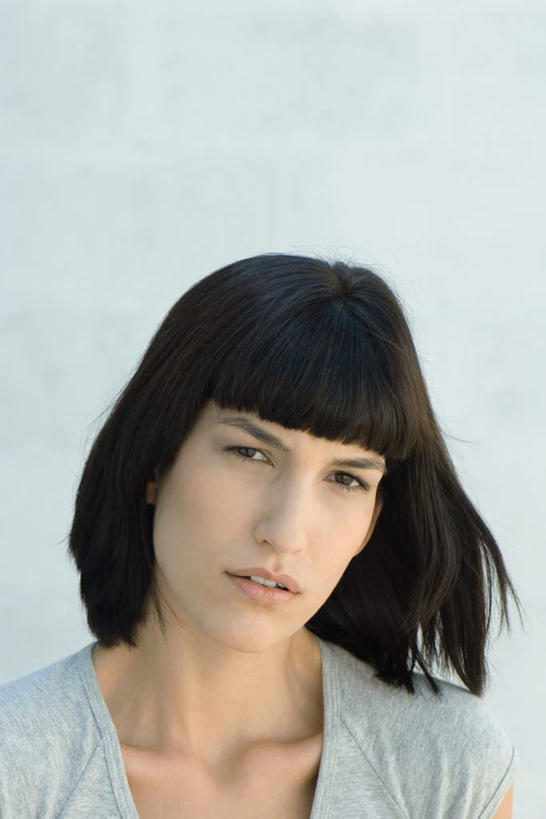 西方人,脸,头,脸颊,一个人,竖图,室内,特写,白天,白色背景,正面,T恤衫,欧洲,欧洲人,仅一个年轻女性,仅一个女性,仅一个人,T恤,注视,观察,看,眯眼,短袖,凝视,摄影,影棚,查看,注意,关注,刘海,年轻女性,女人,女性,白种人,头部,脸部,脸蛋,面部,半身,彩图,影棚拍摄,拍摄