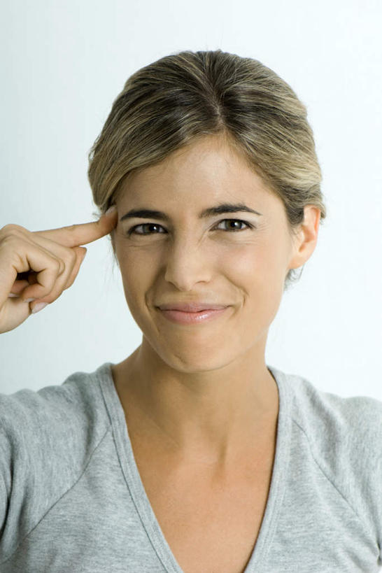 西方人,脸,头,脸颊,手,一个人,笑,微笑,露齿笑,竖图,室内,特写,白天,白色背景,正面,T恤衫,欧洲,欧洲人,仅一个年轻女性,仅一个女性,仅一个人,T恤,注视,指点,观察,看,手部,手指,短袖,凝视,摄影,影棚,查看,指着,指向,注意,关注,刘海,年轻女性,女人,女性,白种人,头部,脸部,脸蛋,面部,半身,彩图,影棚拍摄,拍摄