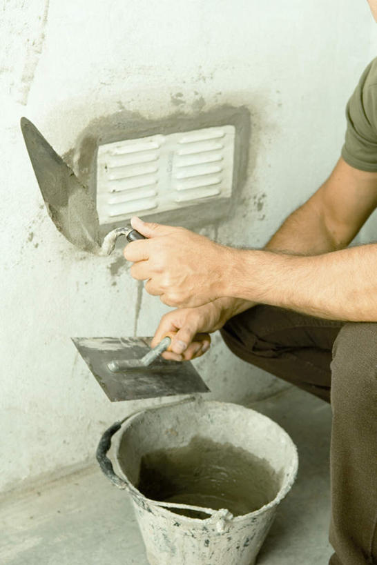 西方人,手,一个人,蹲,竖图,俯视,室内,特写,白天,装修,建筑,欧洲,欧洲人,仅一个男性,仅一个人,覆盖,涂,握,装饰,镶嵌,工具,桶,房屋,墙,屋子,公寓,风箱,拿,刷,拿着,建设,装潢,楼房,水泥,墙壁,墙面,住宅,仅一个年轻男性,容器,室内装潢,扶,手部,握着,抹,储藏,修理,安装,明亮,砌墙,五金,铲刀,舒适,家居装潢,储存,房屋设计,室内设计,宽敞,排风扇,样板房装潢,拆卸,嵌入,男人,男性,年轻男性,白种人,设计,蹲着,半身,彩图,高角度拍摄,房子,贮存