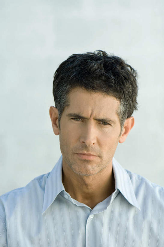 西方人,脸,头,脸颊,一个人,竖图,室内,特写,白天,白色背景,正面,衬衫,欧洲,欧洲人,仅一个男性,仅一个人,仅一个中年男性,注视,观察,看,凝视,摄影,影棚,查看,注意,关注,男人,男性,中年男性,白种人,头部,脸部,脸蛋,面部,半身,彩图,影棚拍摄,衬衣,拍摄