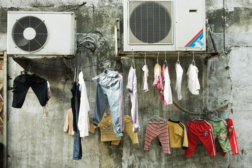 无人,家,横图,室外,白天,正面,衣架,一排,许多,整齐,房屋,墙,屋子,楼房,墙壁,墙面,外墙,住宅,空调,排列,两个,衣物,水泥墙,队列,挂衣架,晾衣架,彩图,房子