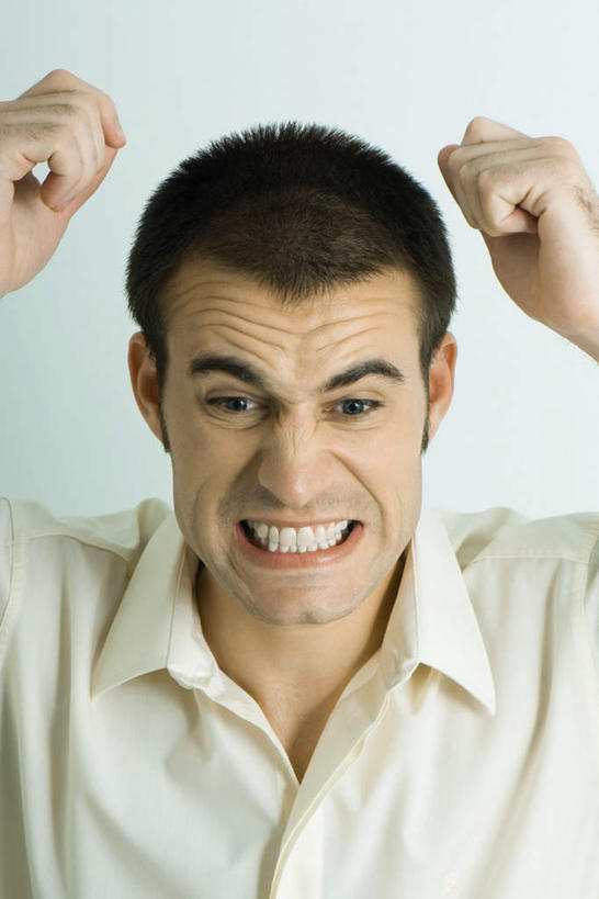 西方人,脸,头,脸颊,手,一个人,举,竖图,室内,特写,白天,白色背景,正面,衬衫,欧洲,欧洲人,仅一个男性,仅一个人,注视,仅一个年轻男性,观察,看,皱眉,手部,凝视,摄影,影棚,查看,注意,咧嘴,关注,龇牙,男人,男性,年轻男性,白种人,头部,脸部,脸蛋,面部,举起,举手,举着,向上举,向上伸,半身,彩图,影棚拍摄,衬衣,拍摄