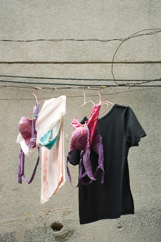 无人,家,竖图,室外,白天,正面,衣架,一排,许多,整齐,电缆,电线,房屋,墙,屋子,楼房,墙壁,墙面,外墙,住宅,排列,绳子,衣物,绳索,水泥墙,队列,挂衣架,晾衣架,彩图,房子