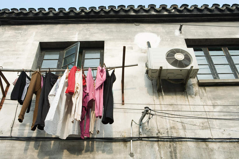 无人,家,横图,室外,白天,仰视,窗户,衣架,一排,许多,阴影,整齐,光线,电缆,电线,瓦片,影子,房屋,墙,屋檐,屋子,楼房,檐,玻璃窗,墙壁,墙面,外墙,住宅,空调,排列,一个,蓝色,蓝天,天空,阳光,天,单个,衣物,水泥墙,队列,挂衣架,晾衣架,彩图,低角度拍摄,房子