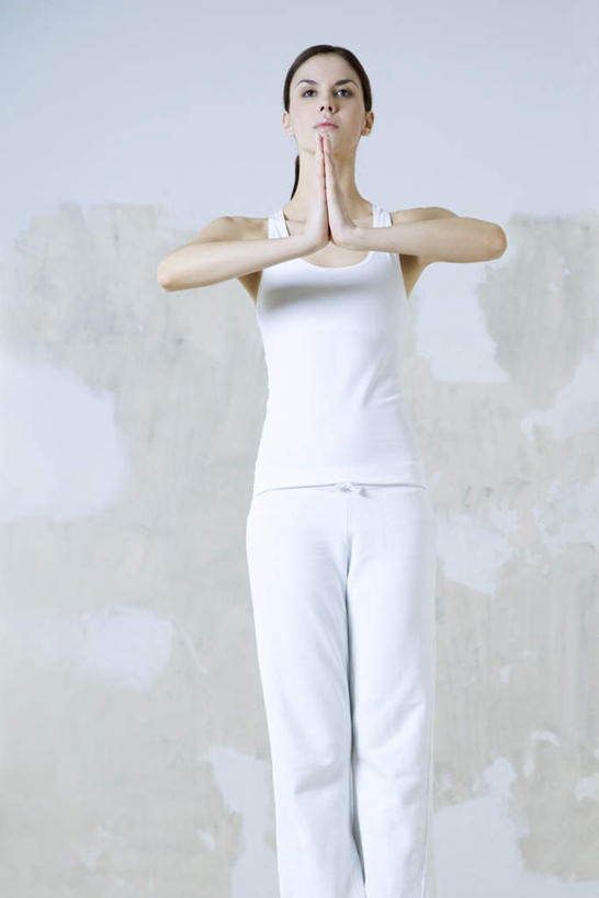 西方人,一个人,站,竖图,室内,白天,仰视,锻炼,瑜伽,运动,欧洲,欧洲人,仅一个年轻女性,仅一个女性,仅一个人,墙,祝福,墙壁,墙面,虔诚,祈祷,双手合十,站着,养生,感谢,脱落,瑜伽服,合十礼,合掌礼,合十,莲华合掌,感恩,体育,年轻女性,女人,女性,白种人,站立,半身,彩图,低角度拍摄,健身