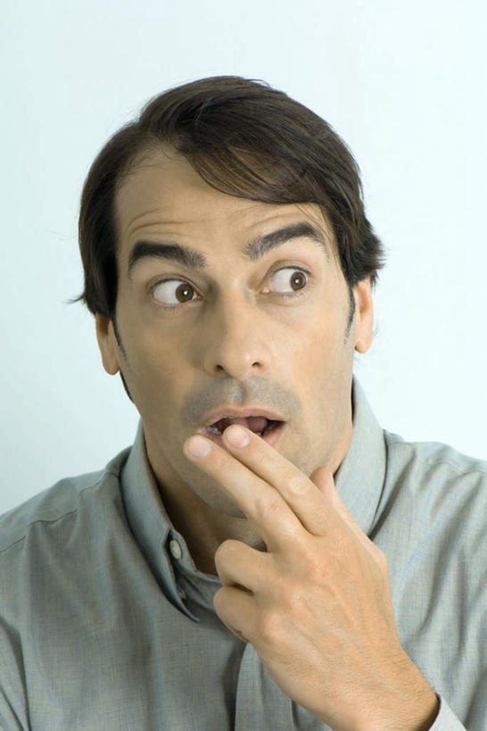 西方人,脸,头,脸颊,手,一个人,竖图,室内,特写,白天,白色背景,正面,衬衫,欧洲,欧洲人,仅一个男性,仅一个人,惊讶,注视,仅一个年轻男性,看,转头,手部,摄影,影棚,惊吓,关注,惊慌,掩饰,恐惧,男人,男性,年轻男性,白种人,头部,脸部,脸蛋,面部,半身,彩图,影棚拍摄,衬衣,拍摄