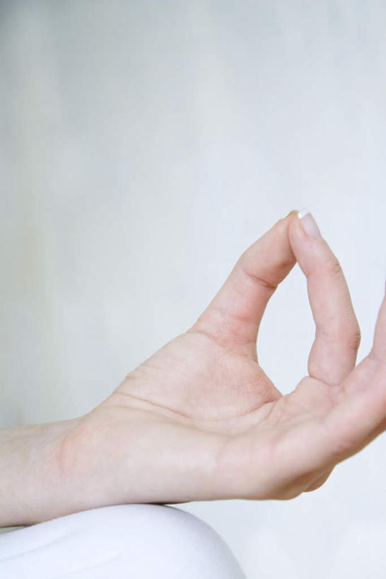 西方人,手,一个人,竖图,室内,特写,白天,正面,锻炼,瑜伽,运动,欧洲,欧洲人,仅一个年轻女性,仅一个女性,仅一个人,墙,墙壁,墙面,虔诚,白色,静坐,手部,养生,兰花指,打坐,体育,年轻女性,女人,女性,白种人,半身,彩图,健身