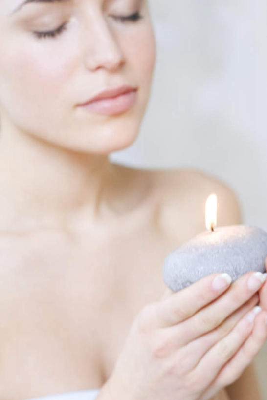 西方人,一个人,闭眼,捧,竖图,室内,特写,白天,正面,蜡烛,欧洲,欧洲人,仅一个年轻女性,仅一个女性,仅一个人,朦胧,模糊,火焰,烛光,燃烧,一只,点燃,休闲,放松,轻松,闲适,悠闲,年轻女性,女人,女性,白种人,闭眼睛,闭着眼,闭着眼睛,端,端着,捧着,手捧,半身,彩图