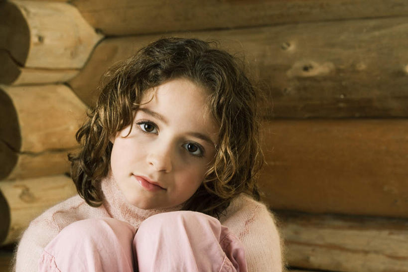 西方人,儿童,一个人,坐,横图,室内,特写,白天,正面,毛衣,纯洁,欧洲,欧洲人,仅一个女性,仅一个人,蜷缩,木头,房梁,木墙,墙,注视,墙壁,墙面,小孩,粉色,观察,看,仅一个小孩,可爱,童年,童趣,凝视,横梁,查看,注意,关注,童真,烂漫,无邪,天真,女孩,女人,女性,白种人,孩子,坐着,半身,彩图,绒衣,套衫,套头毛衣,线衣,女生