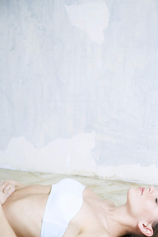 西方人,一个人,躺,竖图,俯视,室内,特写,白天,锻炼,运动,地板,欧洲,欧洲人,仅一个年轻女性,仅一个女性,仅一个人,墙,地面,木地板,墙壁,墙面,白色,抹胸,吸气,呼吸,卧着,体育,年轻女性,女人,女性,白种人,躺着,卧,半身,彩图,高角度拍摄,健身