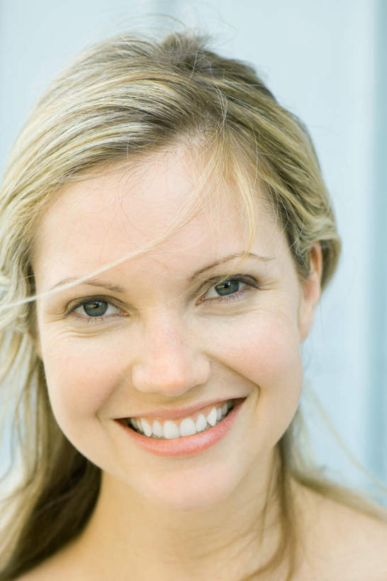 西方人,一个人,笑,微笑,露齿笑,竖图,室内,特写,白天,白色背景,正面,欧洲,欧洲人,仅一个年轻女性,仅一个女性,仅一个人,朦胧,模糊,注视,观察,看,凝视,摄影,影棚,查看,注意,关注,年轻女性,女人,女性,白种人,半身,彩图,影棚拍摄,拍摄