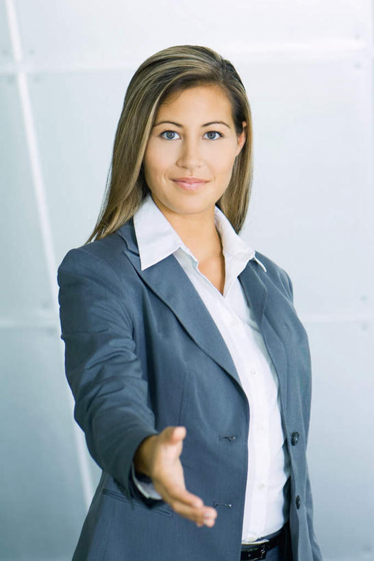 西方人,一个人,商务人士,商务女性,握手,笑,微笑,竖图,室内,白天,正面,欧洲,欧洲人,仅一个年轻女性,仅一个女性,仅一个人,指,套装,欢迎,朦胧,模糊,注视,方向,观察,看,手势,凝视,查看,礼节,指向,注意,关注,礼貌,商务装,邀请,工薪阶层,年轻女性,女人,女性,白种人,白领,上班族,半身,彩图