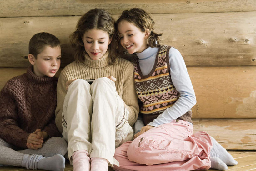 西方人,儿童,三个人,坐,笑,微笑,露齿笑,横图,俯视,室内,白天,毛衣,游戏,纯洁,欧洲,欧洲人,握,木头,长凳,凳子,房梁,木墙,墙,拿,玩,拿着,注视,娱乐,墙壁,墙面,小孩,观察,看,休闲,可爱,童年,童趣,凝视,握着,横梁,游戏机,查看,注意,关注,掌机,童真,烂漫,无邪,天真,男孩,男人,男性,女孩,女人,女性,白种人,玩耍,嬉戏,坐着,半身,彩图,高角度拍摄,绒衣,套衫,套头毛衣,线衣,男生,女生