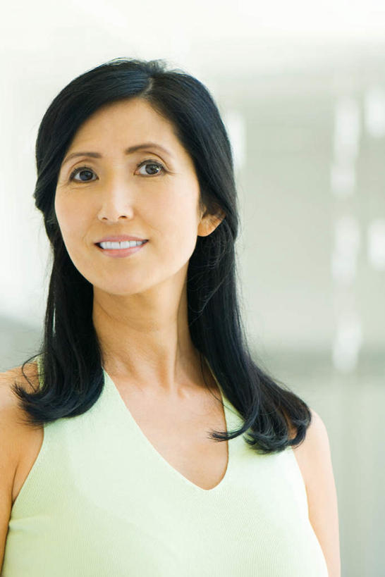 西方人,一个人,笑,微笑,露齿笑,竖图,室外,特写,白天,正面,裙子,欧洲,欧洲人,仅一个年轻女性,仅一个女性,仅一个人,连衣裙,朦胧,模糊,绿色,半身裙,吊带裙,年轻女性,女人,女性,白种人,半身,彩图