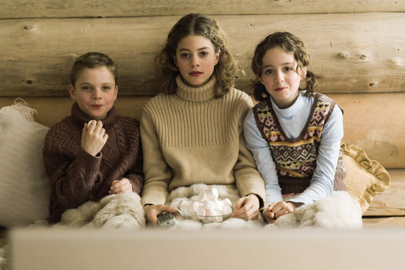 西方人,儿童,三个人,坐,笑,微笑,露齿笑,横图,俯视,室内,白天,毛衣,纯洁,靠垫,欧洲,欧洲人,握,毛毯,木头,毯子,长凳,凳子,房梁,木墙,墙,食品,糖,糖果,甜点,甜品,靠枕,软糖,拿,拿着,注视,墙壁,墙面,食物,小孩,盘子,垫子,遥控器,枕头,甜食,观察,看,可爱,童年,童趣,凝视,握着,横梁,查看,注意,关注,童真,烂漫,无邪,天真,男孩,男人,男性,女孩,女人,女性,白种人,坐着,半身,彩图,高角度拍摄,绒衣,套衫,套头毛衣,线衣,男生,女生