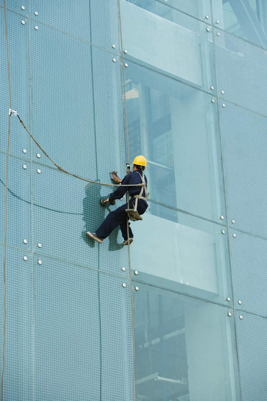 西方人,一个人,高楼大厦,坐,竖图,室外,白天,仰视,窗户,大厦,建筑,摩天大楼,帽子,欧洲,欧洲人,仅一个男性,仅一个人,擦,握,悬挂,阴影,反射,影子,拿,拿着,玻璃窗,仅一个年轻男性,一个,衣服,蓝色,绳子,毛巾,吸盘,擦拭,握着,单个,绳索,男人,男性,年轻男性,白种人,坐着,彩图,低角度拍摄,全身,大楼,高层建筑,高楼,摩天楼