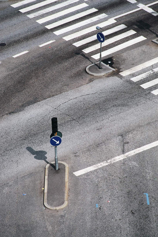 无人,竖图,俯视,室外,白天,度假,安全,美景,城市风光,城市,道路,路,人行横道,公路,路标,景观,红绿灯,分界线,信号灯,交通,娱乐,享受,休闲,景色,放松,警示,车行道,车行道分界线,提示,标线,人行横道线,流通,车行线,交通信号灯,斑马线,马路,彩图,高角度拍摄