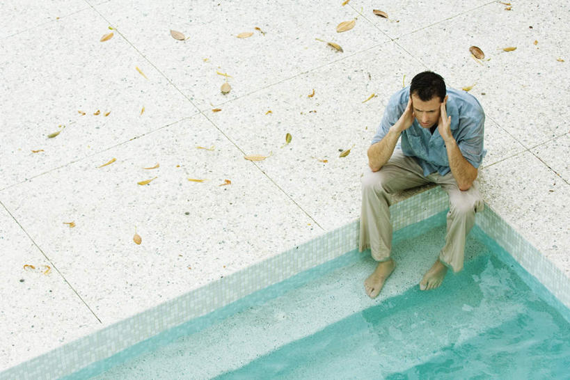 西方人,脸,头,脸颊,脚,脚趾,脚背,踝,一个人,游泳池,坐,横图,俯视,室外,白天,水,叶子,欧洲,欧洲人,仅一个男性,仅一个人,撑,湿,瓷砖,地砖,水池,水面,落叶,地面,托腮,注视,休闲装,泳池,台阶,仅一个年轻男性,观察,看,托,休闲,休闲服,观看,察看,绝望,关注,托下巴,男人,男性,年轻男性,白种人,头部,脸部,脸蛋,面部,叶,叶片,坐着,彩图,高角度拍摄,全身