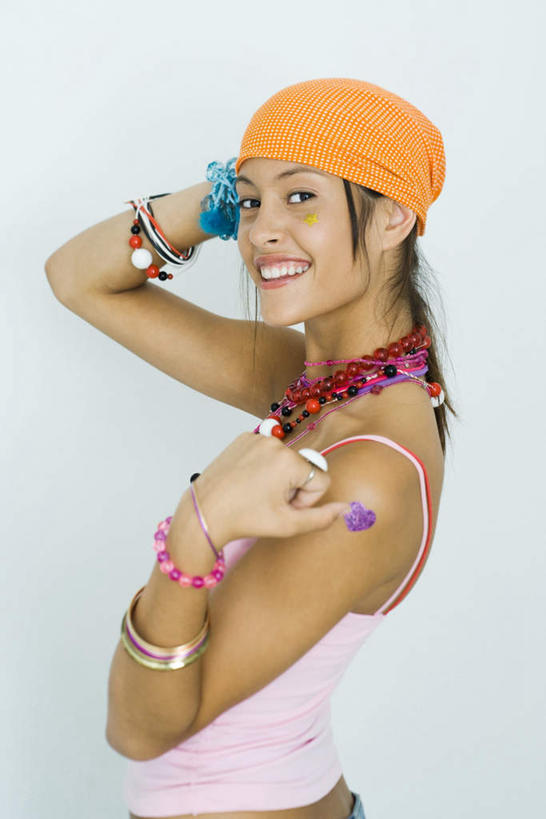 西方人,一个人,站,笑,微笑,露齿笑,竖图,室内,白天,白色背景,爱情,时尚,欧洲,欧洲人,仅一个年轻女性,仅一个女性,仅一个人,爱心,装饰,头巾,粉红色,浪漫,扭头,吊带衫,文化,纹身,背面,看,站着,温暖,温馨,心形,恩爱,个性,摄影,信仰,影棚,和睦,酷,刺青,追求,想象,文身,勇气,崇拜,张扬,年轻女性,女人,女性,白种人,心型,站立,半身,彩图,影棚拍摄,拍摄,融洽