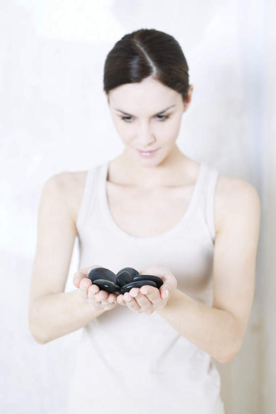 西方人,脸,头,脸颊,一个人,捧,竖图,室内,白天,白色背景,正面,石头,欧洲,欧洲人,仅一个年轻女性,仅一个女性,仅一个人,握,背心,石子,拿,拿着,白色,黑色,看,健康,握着,疗养,摄影,影棚,年轻女性,女人,女性,白种人,头部,脸部,脸蛋,面部,石块,岩石,端,端着,捧着,手捧,半身,彩图,影棚拍摄,拍摄