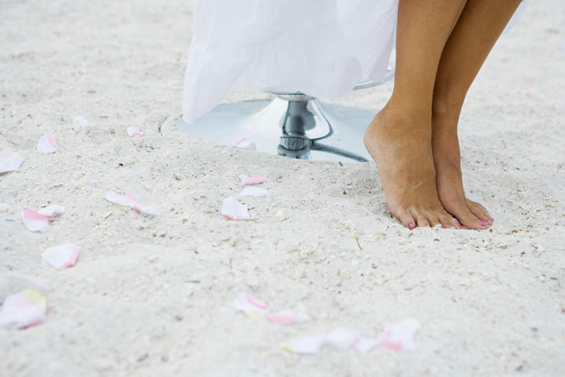 西方人,脚,脚趾,脚后跟,脚背,踝,一个人,坐,横图,俯视,室外,特写,白天,裙子,沙滩,椅子,欧洲,欧洲人,仅一个女性,仅一个人,连衣裙,沙子,海岸,沙地,仅一个中年女性,半身裙,吊带裙,女人,女性,中年女性,白种人,脚底,海滩,坐着,半身,彩图,高角度拍摄