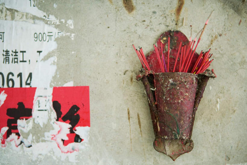 无人,横图,室外,特写,白天,正面,蜡烛,中国,亚洲,节日,生锈,金属,墙,烟雾,燃烧,文化,墙壁,墙面,佛香,香火,香烛,祈祷,健康,许愿,宗教,信仰,烧香,纪念,祈求,腐蚀,侵蚀,东亚,迷信,中华人民共和国,腐化,锈迹斑斑,平安,彩图