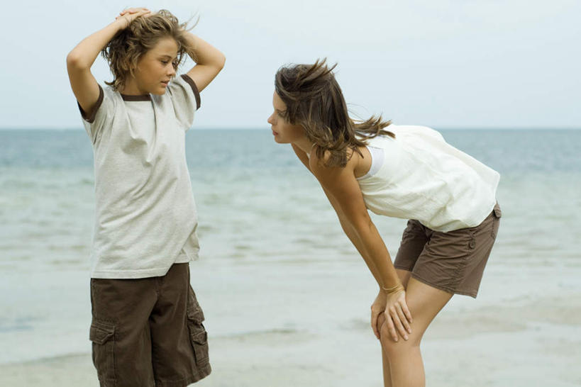 西方人,儿童,两个人,家庭,站,蹲,横图,室外,白天,侧面,海洋,沙滩,欧洲,欧洲人,朦胧,模糊,沙子,海岸,水平线,云,云朵,辽阔,海平线,沙地,云彩,休闲装,小孩,白云,天空,海水,天,站着,休闲,广阔,温暖,温馨,姐弟,一家人,休闲服,对视,一望无际,和睦,相对,海景,无边无际,一马平川,男孩,男人,男性,女孩,女人,女性,白种人,大海,海,海水的波动,海滩,近岸浪,蹲着,站立,半身,彩图,融洽,水天相接,水天一线,男生,女生