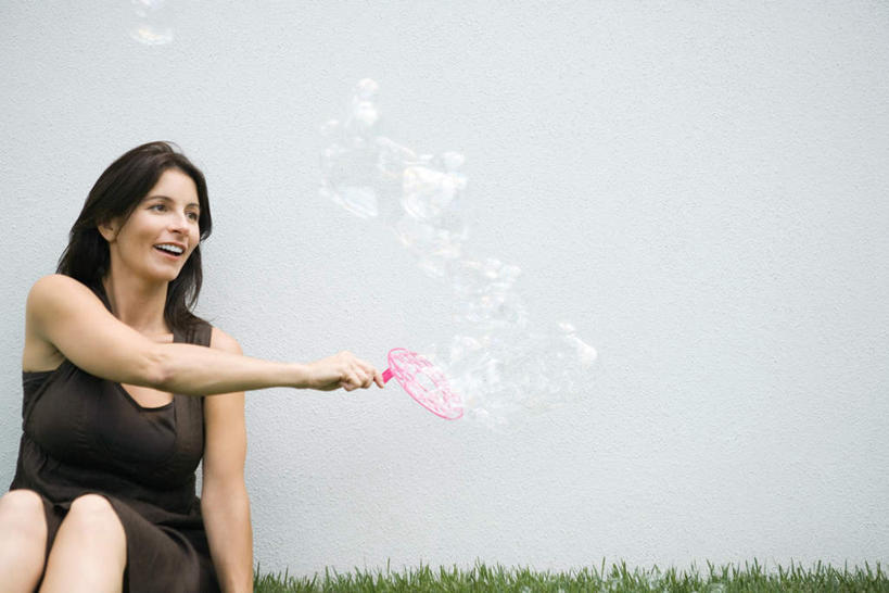 西方人,一个人,坐,笑,微笑,露齿笑,横图,室外,白天,正面,裙子,游戏,草地,草坪,植物,欧洲,欧洲人,仅一个女性,仅一个人,握,连衣裙,肥皂泡,墙,褐色,拿,玩,拿着,注视,娱乐,墙壁,墙面,草,绿色,白色,观察,看,仅一个中年女性,休闲,握着,观看,半身裙,吊带裙,察看,关注,泡泡机,女人,女性,中年女性,白种人,玩耍,嬉戏,坐着,半身,彩图