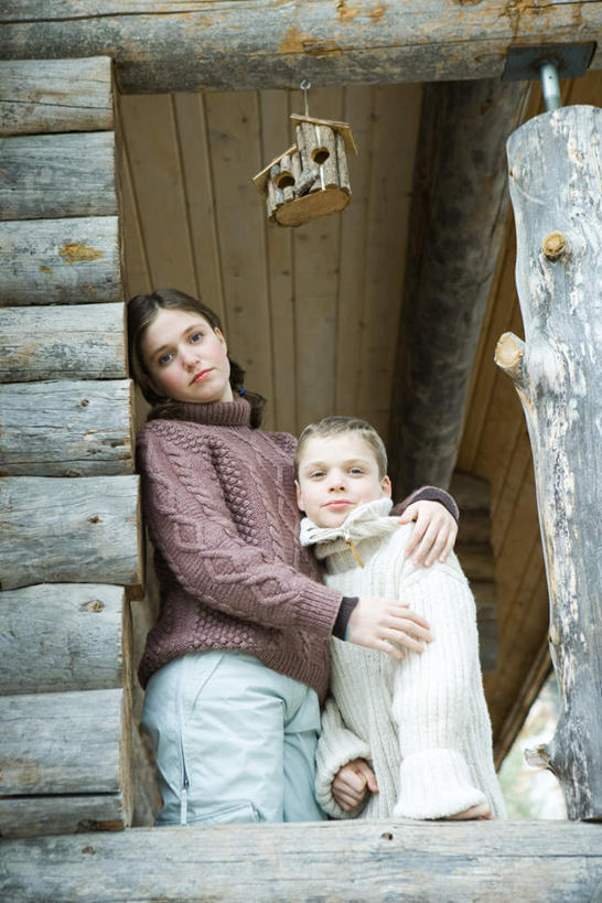 西方人,儿童,两个人,家庭,家,木屋,站,抱,笑,微笑,竖图,室外,白天,仰视,毛衣,纯洁,天花板,欧洲,欧洲人,木制,注视,住宅,小孩,低头,观察,看,靠,靠着,站着,温暖,温馨,姐弟,一家人,可爱,童年,童趣,抱着,观看,和睦,察看,搂着,关注,童真,烂漫,无邪,天真,男孩,男人,男性,女孩,女人,女性,白种人,搂,搂抱,拥抱,站立,半身,彩图,低角度拍摄,绒衣,套衫,套头毛衣,线衣,茅舍,茅屋,棚屋,小木屋,小屋,融洽,男生,女生