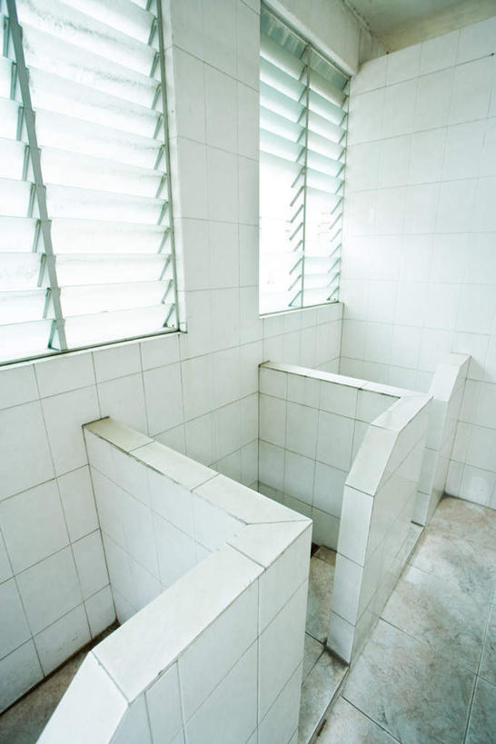 无人,竖图,俯视,室内,白天,窗户,天花板,卫生间,洗手间,一排,阴影,整齐,光线,瓷砖,地砖,影子,百叶窗,墙,地面,墙壁,墙面,排列,白色,黑色,队列,厕所,彩图,高角度拍摄