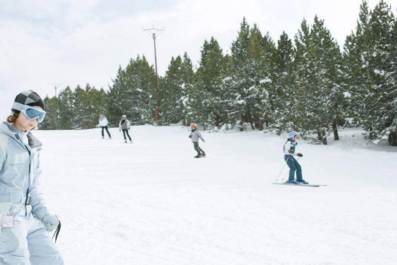 西方人,儿童,站,竖图,室外,白天,正面,锻炼,旅游,度假,纯洁,运动,雪,植物,大雪,欧洲,欧洲人,滑雪,工具,器材,积雪,雪景,云,云朵,冬天,许多人,云彩,娱乐,运动器械,树,树木,小孩,蓝色,绿色,白云,蓝天,天空,自然,天,站着,一群人,享受,休闲,器械,健身器械,放松,可爱,童年,童趣,生长,成长,拐杖,滑雪杖,雪橇,室外运动,滑雪镜,滑雪帽,健身器材,户外运动,滑雪服,滑雪装备,童真,烂漫,无邪,辅助设备,体育,天真,女孩,女人,女性,白种人,站立,半身,彩图,健身,运动器材,女生