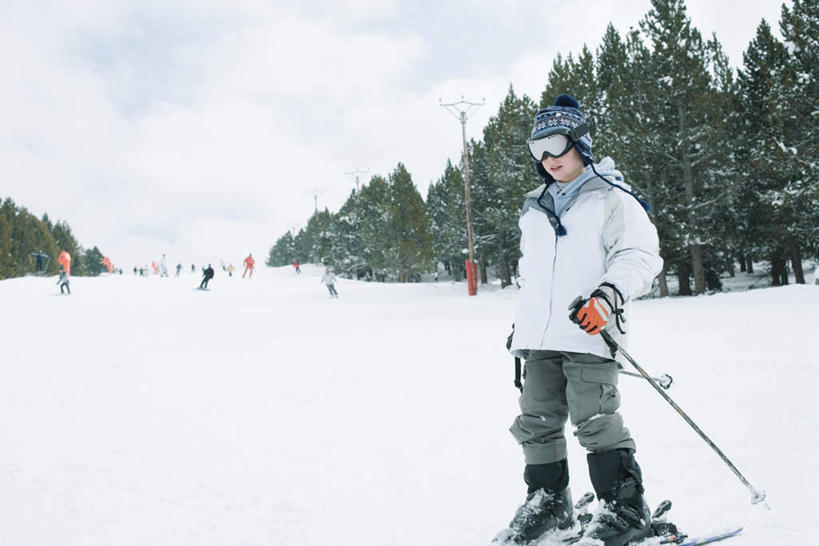 西方人,一个人,站,竖图,室外,白天,正面,锻炼,运动,雪,植物,大雪,欧洲,欧洲人,仅一个年轻女性,仅一个女性,仅一个人,滑雪,工具,器材,积雪,雪景,云,云朵,冬天,云彩,运动器械,树,树木,蓝色,绿色,白云,蓝天,天空,自然,天,站着,器械,健身器械,生长,成长,拐杖,滑雪杖,雪橇,滑雪镜,滑雪帽,健身器材,滑雪服,滑雪装备,辅助设备,体育,年轻女性,女人,女性,白种人,站立,彩图,全身,健身,运动器材