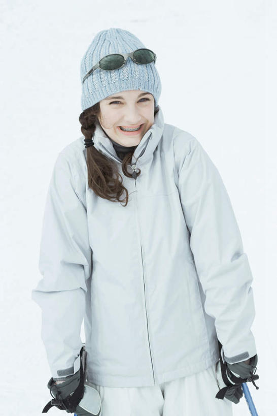 西方人,儿童,一个人,站,笑,微笑,露齿笑,竖图,室外,白天,正面,纯洁,雪,大雪,欧洲,欧洲人,仅一个女性,仅一个人,握,墨镜,眼镜,积雪,雪景,冬天,拿,拿着,小孩,手套,太阳镜,太阳眼镜,站着,仅一个小孩,遮阳镜,可爱,童年,童趣,握着,滑雪帽,滑雪服,童真,烂漫,无邪,天真,女孩,女人,女性,白种人,孩子,站立,半身,彩图,女生