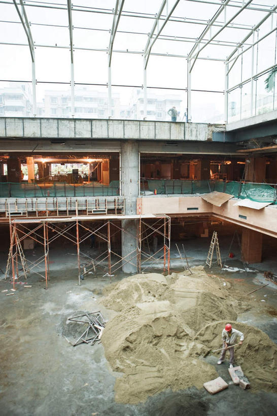 东方人,三个人,家,站,竖图,俯视,室内,白天,石头,玻璃,中国,亚洲,握,阴影,光线,黄沙,石子,影子,支架,房屋,屋子,灯光,拿,顶棚,铲,拿着,黄种人,楼房,顶灯,架子,脚手架,住宅,灯,施工,阳光,灯具,建筑工地,站着,握着,支撑,固定,照明设备,东亚,中华人民共和国,地盘,建筑地盘,施工地盘,男人,男性,女人,女性,中年男性,中年女性,亚洲人,中国人,石块,岩石,站立,彩图,高角度拍摄,全身,房子,工地,稳固