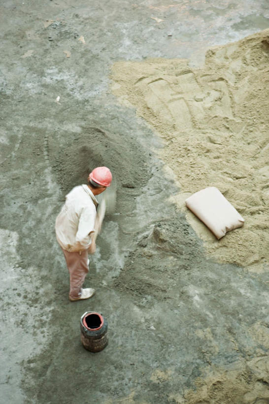 东方人,一个人,站,竖图,俯视,室内,白天,工作服,制服,中国,亚洲,仅一个男性,仅一个人,仅一个中年男性,黄沙,注视,黄种人,水泥,施工,工人,安全帽,手推车,观察,搅拌,看,站着,观看,察看,关注,东亚,中华人民共和国,工作制服,男人,男性,中年男性,亚洲人,站立,彩图,高角度拍摄,全身,工作套服