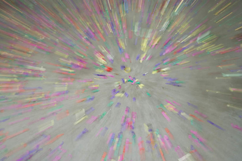 无人,竖图,俯视,彩色,室外,特写,白天,朦胧,模糊,装饰,瓷砖,地砖,纸屑,地面,五颜六色,华丽,修饰,碎纸,点缀,五彩缤纷,碎纸条,衬托,美观,雅致,雅观,绚烂,五彩纸屑,彩图,高角度拍摄