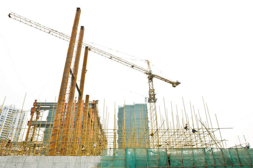 东方人,三个人,伙伴,朋友,高楼大厦,竖图,室外,白天,仰视,友谊,合作,团队,技术,标志建筑,大厦,地标,建筑,中国,亚洲,建筑群,黄种人,设备,建设,吊车,施工,天空,交通工具,天,机械,起重机,钢管,战略,晴朗,工程,钢架,载具,东亚,万里无云,中华人民共和国,联合,合谋,工作车,施工车,汽车吊,配合,协作,男人,男性,中年男性,亚洲人,晴空,晴空万里,彩图,低角度拍摄,全身,大楼,高层建筑,高楼