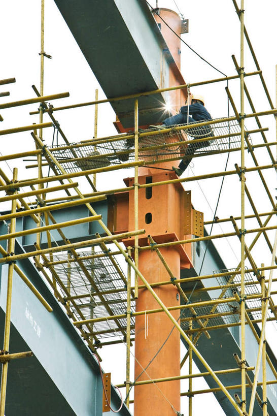 东方人,一个人,高楼大厦,站,竖图,室外,白天,仰视,工作服,制服,技术,标志建筑,大厦,地标,建筑,中国,亚洲,仅一个男性,仅一个人,仅一个中年男性,支架,建筑群,注视,黄种人,设备,建设,架子,脚手架,吊车,施工,天空,交通工具,天,观察,看,站着,机械,起重机,钢管,晴朗,观看,支撑,固定,工程,察看,钢架,关注,载具,民工,东亚,万里无云,中华人民共和国,工作制服,工作车,施工车,汽车吊,男人,男性,中年男性,亚洲人,晴空,晴空万里,站立,彩图,低角度拍摄,全身,工作套服,大楼,高层建筑,高楼,稳固